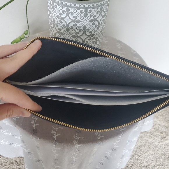 Coach Large Wristlet with Chelsea Champlain Animation - Picture 4 of 5